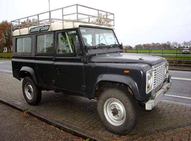 221108-Zwartedefndermetwittedak.jpg - Defender 110 With 2.5 LTR Patrol Non Turbo
