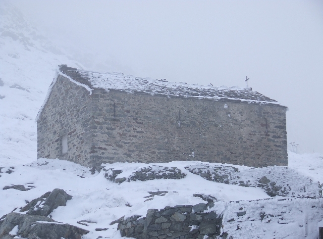 2007_0928_Italie0014.JPG - Old Barn On The St. Bernard Pass, Covered In Snow And Fog.