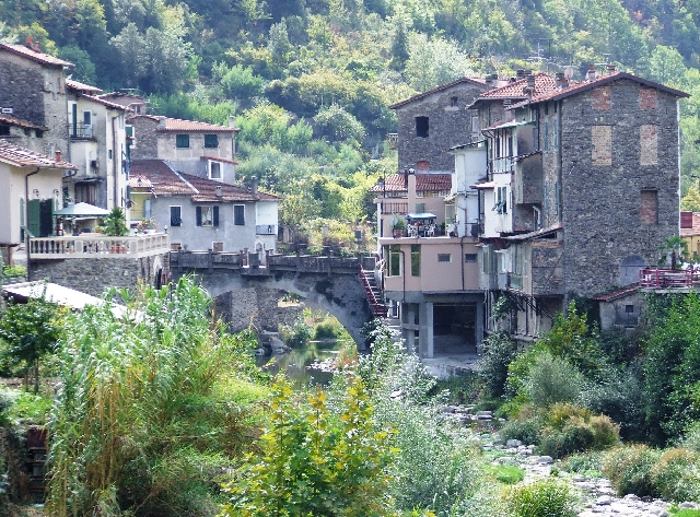 2007_0930_Italie0037.JPG - Very Old Village