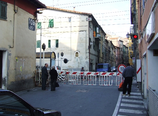 2007_0930_Italie0056.JPG - A Train In This Narrow Street?