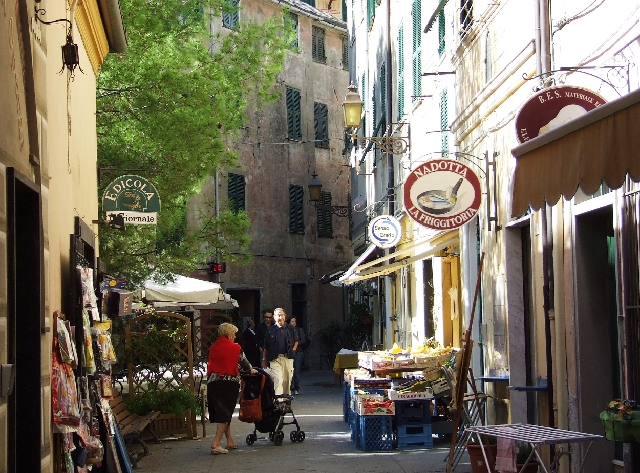 2007_1002_Italie0079.JPG - Small Streets And Shops