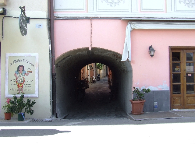 2007_1003_Italie0111.JPG - Mind Your Head!
