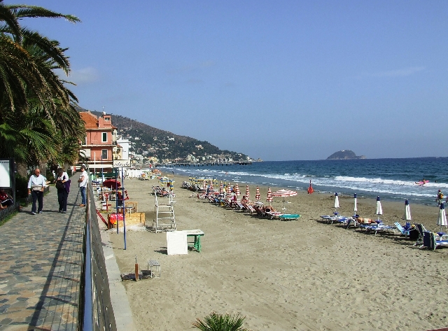 2007_1005_Italie0188.JPG - Last Picture Of Alassio Beach
