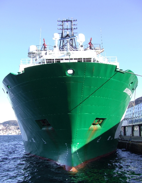 2008_0406_Org_Faroer0076.JPG - Huge Bow closeby