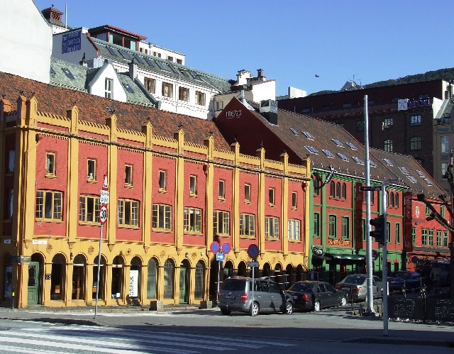 2008_0406_Org_Faroer0081.JPG - Old Warehouses in Sunny Bergen