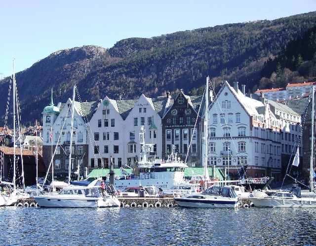 2008_0406_Org_Faroer0086.JPG - Houses around the Harbour