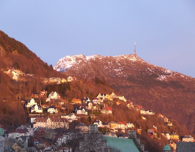 2008_0406_Org_Faroer0114.JPG - The last Sun is Lighting up The Last Snow. Summer is Coming