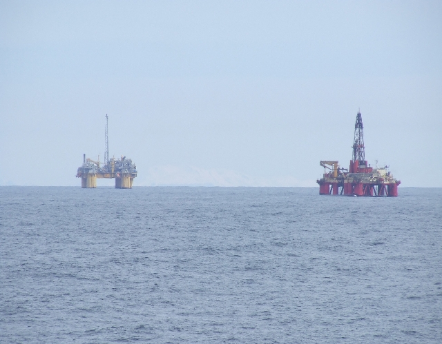 2008_0407_Org_Faroer0135.JPG - OilRiggs