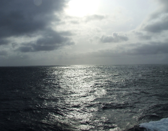 2008_0407_Org_Faroer0148.JPG - Last Daylight of a full Day At Sea
