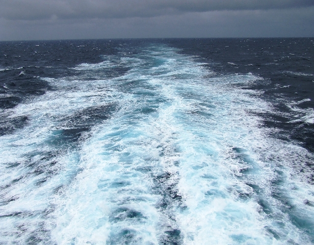 2008_0407_Org_Faroer0155.JPG - Lightblue Waves Propell Us Into The Night