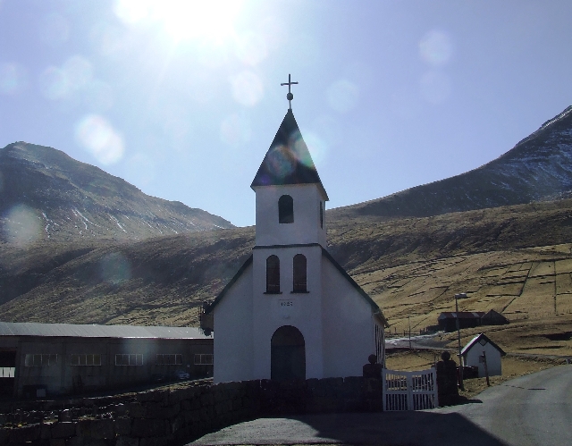 2008_0409_Org_Faroer0253.JPG - With a Church