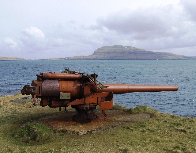 2008_0410_Org_Faroer0046.JPG - An Old Peace Of a Armycanon