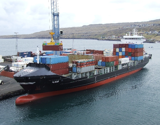 2008_0410_Org_Faroer0056.JPG - Passing a Small Containervessel