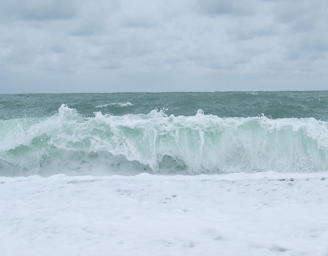 2008_0324_Calvados0079.JPG - Blue and White in Huge Waves