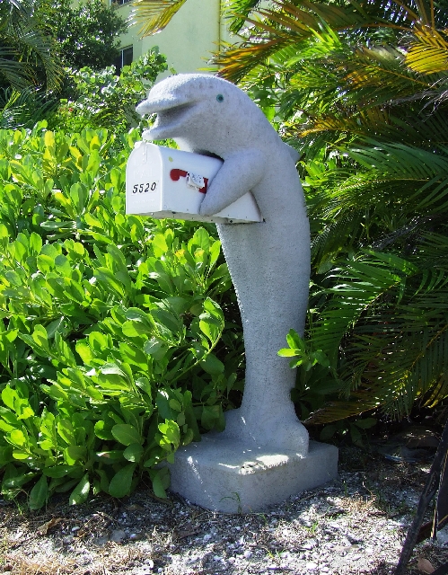 2008_09240075.JPG - Dolphin US-Mailbox