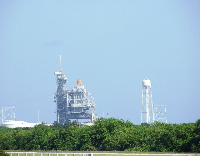2008_09260160.JPG - Actieve Launchpad 39-B The Spaceshuttle is Inside