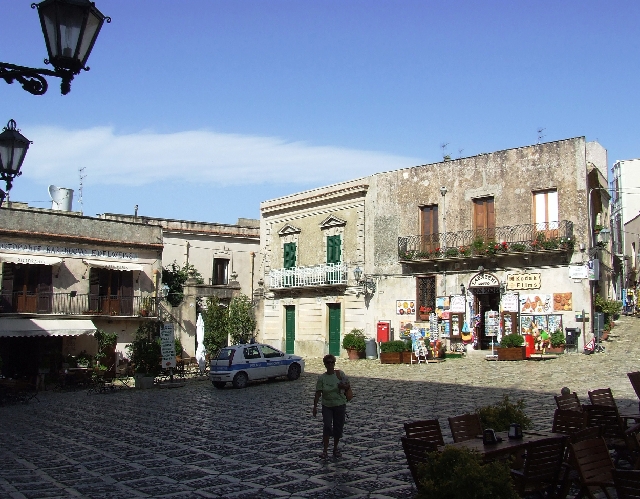 2008_06170116.JPG - Piazza of Erice