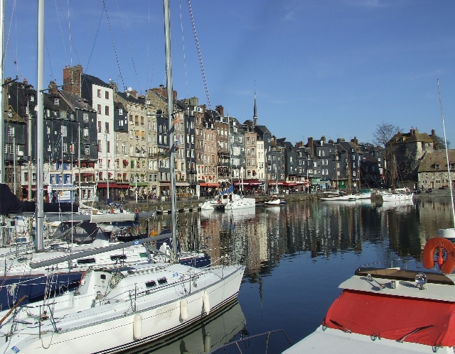 2008_0210Normandie0008.JPG - Honfleur Habour Marketview
