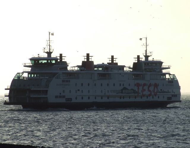 2008_1109_Texel0061.JPG - The Ferry in Backlight