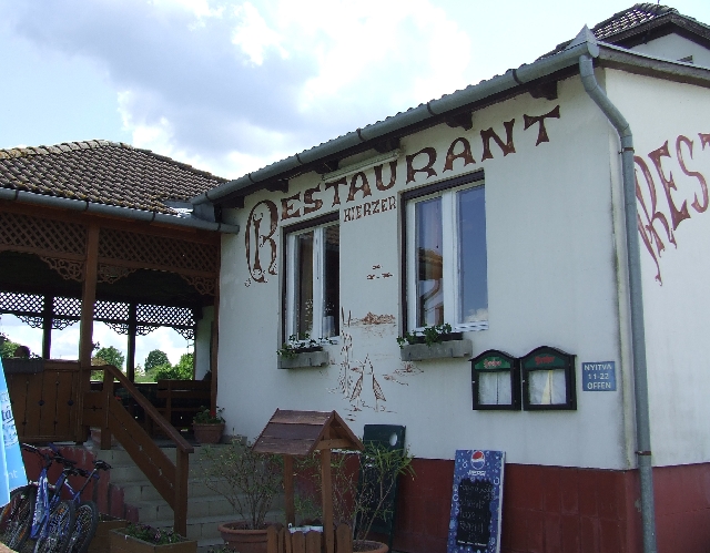 2008_0503_thuis0044.JPG - Nice Place to Eat