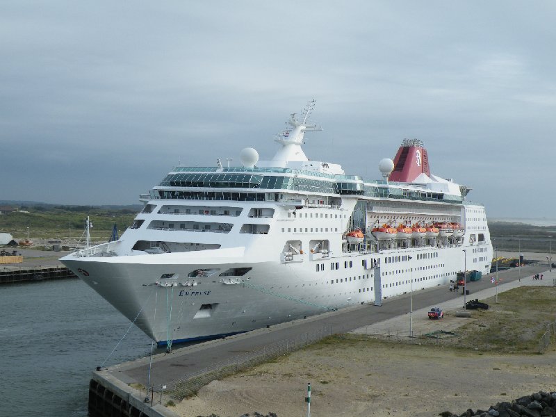 DSCF4098.JPG - An Luxurious Cruiser