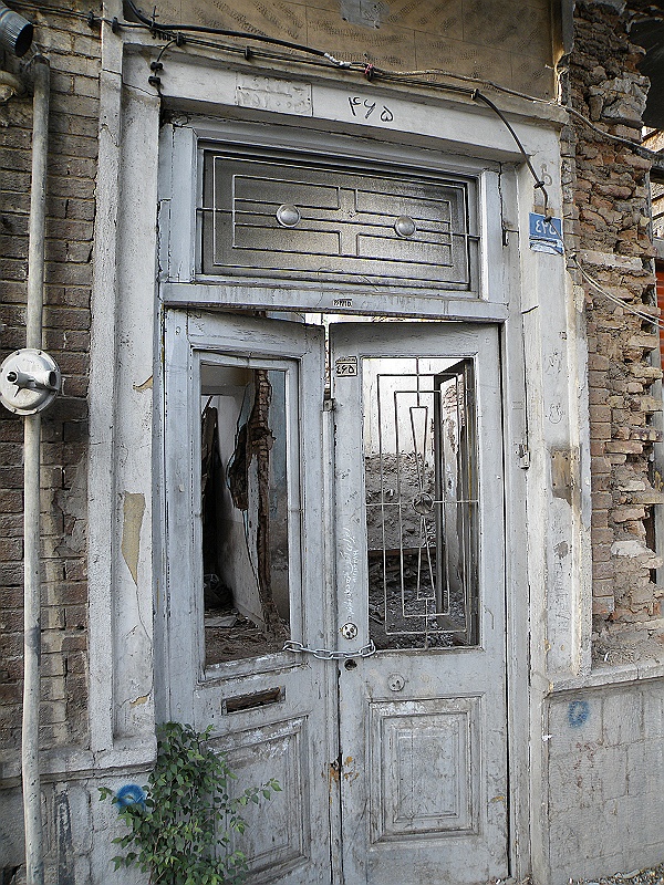 DSCF8138.JPG - A front Door