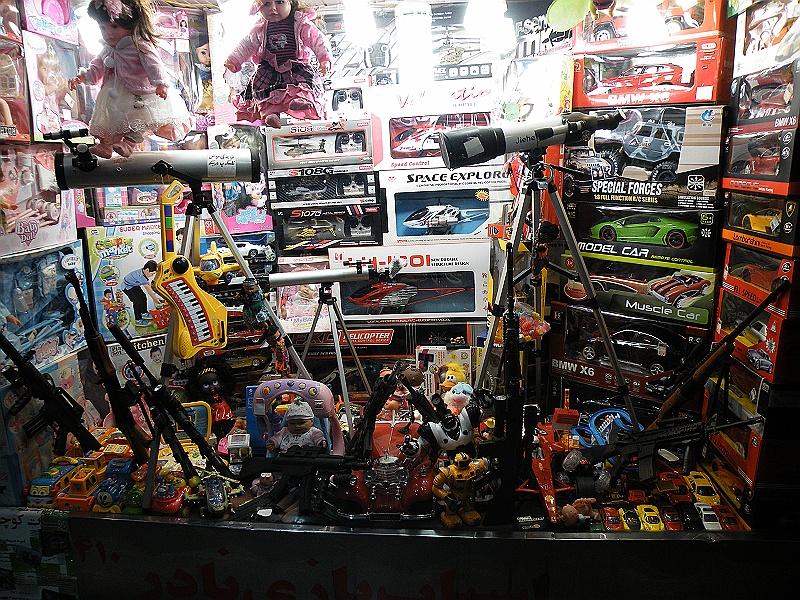 DSCF8148.JPG - Toyshop with Rc Helicopters, Starviewers and Guns