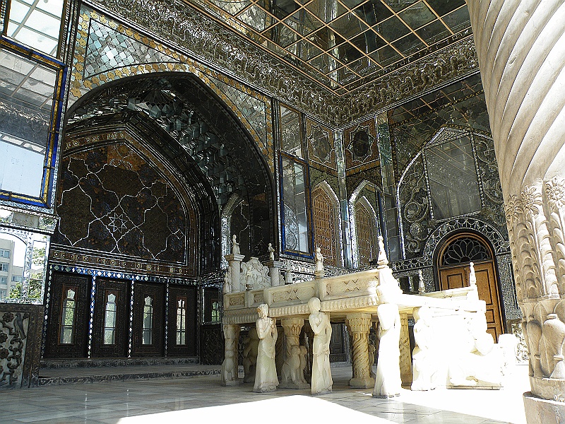DSCF8201.JPG - a lot of marble and mirrors