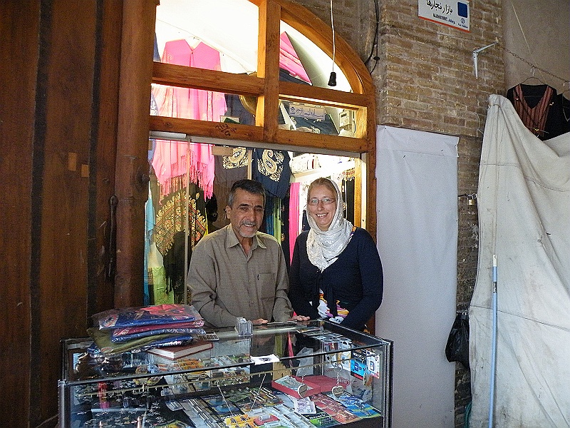 DSCF8651.JPG - Friendly Bazar Salesman